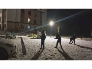 KARLA KAPLANAN YOLDA ARAÇLAR İLERLEMEKTE GÜÇLÜK ÇEKERKEN, EĞLENMEK İSTEYENLER SOLUĞU SOKAKTA ALDI