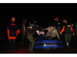 ANTALYA KUMLUCA’DA SAĞANAK YAĞIŞ TARIM ARAZİLERİNİ SULAR ALTINDA BIRAKTI, ARAÇTA MAHSUR KALAN SÜRÜCÜ BOTLA KURTARILDI