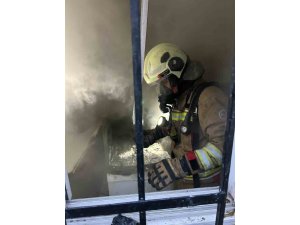 İSKENDERUN’DA YANGINDA DUMANDAN ETKİLENEN VATANDAŞI İTFAİYE KURTARDI