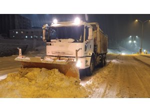 KAHRAMANMARAŞ’TA BELEDİYE EKİPLERİNİN KAR MESAİSİ