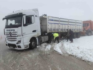HATAY’DA KARLA KAPLI YOLDA SÜRÜCÜLER ZOR ANLAR YAŞADILAR