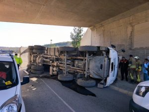 ARSUZ’DA HAFRİYAT KAMYONU DEVRİLDİ