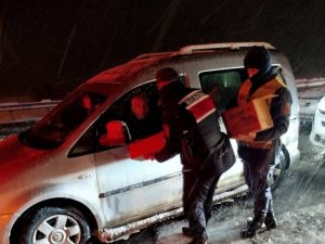 KAHRAMANMARAŞ’TA YOLDA MAHSUR KALAN VATANDAŞLARA JANDARMADAN YARDIM