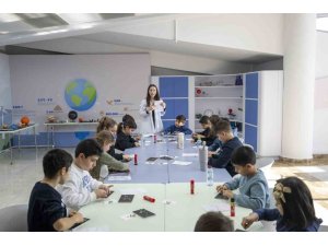 MERSİN’DE ÇOCUKLAR YARIYIL TATİLİNDE BİLİMİ KEŞFEDİYOR