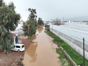 TARIM ALANLARI SU ALTINDA KALDI; KANALA DÜŞEN ÇOCUK ÖLDÜ