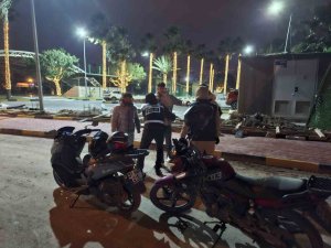 İSKENDERUN POLİSİ SOĞUK HAVADA ASAYİŞ İÇİN SAHADA