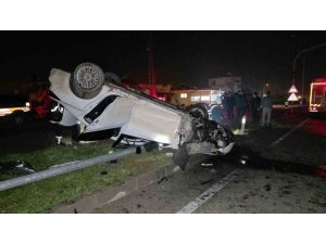 AYDINLATMA DİREĞİNE ÇARPAN OTOMOBİL TAKLA ATTI: 1 YAŞINDAKİ BEBEK ÖLDÜ, ANNE VE BABA YARALANDI