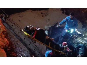 KAHRAMANMARAŞ’TA OTOMOBİL KÖPRÜDEN UÇTU 1’İ AĞIR 4 KİŞİ YARALANDI