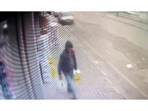 MARKETİN ÖNÜNDEKİ SIVI YAĞ KOLİSİNİ ÇALAN ŞAHSIN O ANLARI KAMERADA