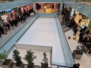 MAĞAZA AÇILIŞINDA UZUN KUYRUKLAR OLUŞTU