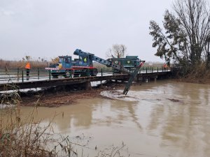 DERELERDE BİRİKEN ATIKLAR TEMİZLENİYOR