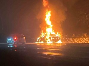 BURDUR’DA LÜKS OTOMOBİL ALEV ALEV YANDI