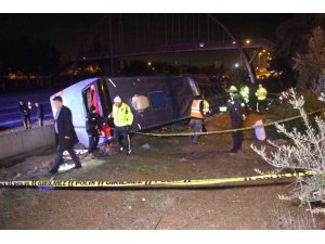 ADANA’DA YOLCU OTOBÜSÜ DEVRİLDİ: 8 YARALI