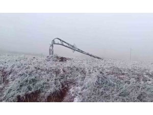 TİPİ ONLARCA ELEKTRİK DİREĞİNİ YIKTI, BUZLA KAPLANAN İLETİM HATLARI EKİPLERCE TEMİZLENDİ