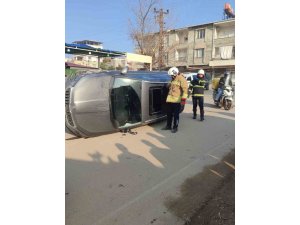KIRIKHAN’DA OTOMOBİL YAN YATTI: 2 YARALI