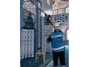ANTAKYA BELEDİYESİ, CAMİLERDE TEMİZLİK FAALİYETLERİNİ SÜRDÜRÜYOR
