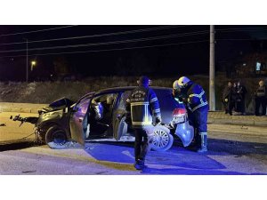 ALKOLLÜ SÜRÜCÜ ORTALIĞI SAVAŞ ALANINA ÇEVİRDİ: 2 YARALI