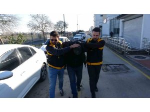 ADANA’DA KASKLA SERVİS ARACININ CAMINI KIRAN SÜRÜCÜ SERBEST KALDI
