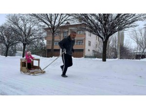 TORUNUNU KIZAKLA ÇEKEREK ANTRENMAN YAPIYOR