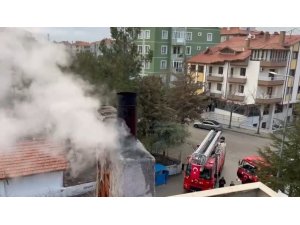 ISPARTA’DA EVİN BACASINDA ÇIKAN YANGIN MADDİ HASARA YOL AÇTI