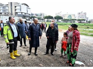 BAŞKAN UYSAL, SEL BASKININDAN ZARAR GÖREN EVLERDE
