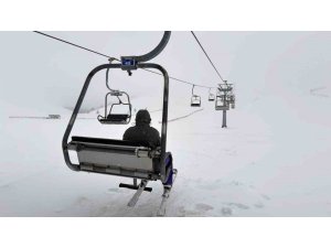 AKDENİZ’İN KAYAK MERKEZİ YEDİKUYULAR’A İLGİ YOĞUN