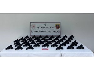 ANTALYA’DA DURDURULAN ARAÇTAN 45 ADET RUHSATSIZ TABANCA ÇIKTI