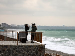 ANTALYA'DA FIRTINA ETKİSİNİ SÜRDÜRÜYOR
