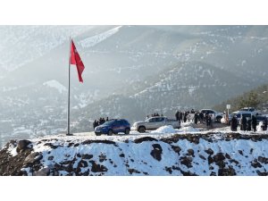 HATAY’IN ZİRVESİNDE GURURLANDIRAN BAYRAK DEĞİŞİMİ