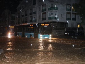 ANTALYA'DA FIRTINA, SEL VE HORTUM HAYATI OLUMSUZ ETKİLEDİ