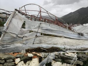 ÖRTÜ ALTI TARIMIN MERKEZİ KUMLUCA’DA HORTUMUN VERDİĞİ HASAR GÜNDÜZ ORTAYA ÇIKTI