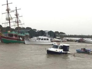 AKSU’DA SEL VE HORTUM FELAKETİ: MİLYONLUK TEKNELER PARÇALANDI, 700 DÖNÜM ALANDA SERALAR SULAR ALTINDA KALDI