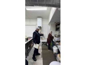 ZABITA DENETİMİ ESNASINDA MUTFAK TEZGAHINDA YIKANAN PASPAS MİDE BULANDIRDI