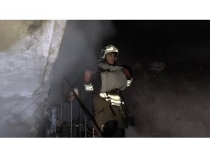 YANAN EVDEKİ 7 KİŞİLİK AİLEYİ İTFAİYE KURTARDI