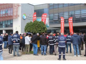ÇUKUROVA BELEDİYESİ’NDE KRİZ: İŞÇİLER ALACAKLARI İÇİN EYLEM YAPTI