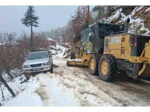 ANTALYA’DA KARLA MÜCADELE: YÜKSEK KESİMLERDE MAHSUR KALAN ARAÇLAR KURTARILDI