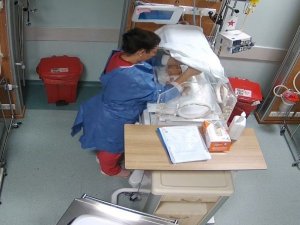 BEBEĞE ŞİDDET UYGULAYAN HEMŞİREYE ‘HABERLERE ERİŞİM ENGELİ’ REDDİ