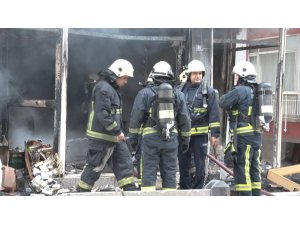 MOBİLYA İMALATHANESİNDEKİ YANGINDA 3 KİŞİ DUMANDAN ETKİLENDİ