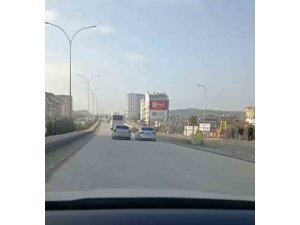 SAĞDAN SOLLAMA YAPARAK YÜREKLERİ AĞZA GETİREN SÜRÜCÜYE CEZA