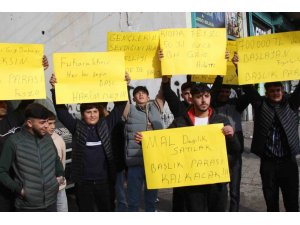 ADANA’DA GENÇLERDEN BAŞLIK PARASI EYLEMİ