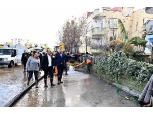 BAŞKAN UYSAL: "YOĞUN YAĞIŞ BAZI TEKNİK AKSAKLIKLARLA BİRLEŞİNCE SEL VE SU BASKINLARINA NEDEN OLDU"