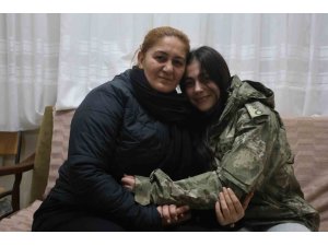 DEPREMDE ANNESİNİ VE AĞABEYİNİ ENKAZDAN KURTARAN ASKERİN ÜŞÜMESİN DİYE KENDİSİNE VERDİĞİ MONTU GERİ VEREBİLMEK İÇİN 3 YILDIR ÖZENLE SAKLIYOR