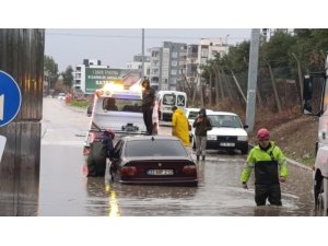 ADANA’DA SAĞANAK HAYATI FELÇ ETTİ: ARAÇLARINDA MAHSUR KALAN VATANDAŞLARI İTFAİYE KURTARDI