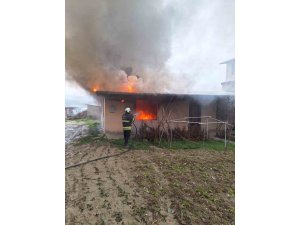 ALTINÖZÜ’NDE EV YANGINI