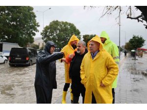BAŞKAN DEMİRÇALI, YOĞUN SAĞANAKTA EKİPLERLE SAHADA