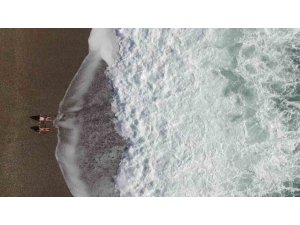 BİR HAFTA ARADAN SONRA GÜNEŞİ GÖREN ANTALYALILAR SAHİLE AKIN ETTİ