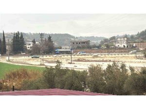 ADANA’YI SAĞANAK VURDU: GÖLE DÖNEN CADDELERDE ARAÇLAR MAHSUR KALDI