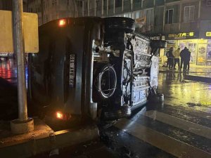 MERSİN’DE TRAFİK KAZASI : 2 YARALI