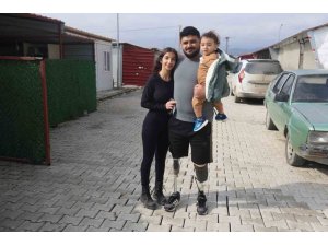 PROTEZ BACAKLARIYLA YENİDEN YAŞAMA TUTUNAN DEPREMZEDE EMRE, YUVA KURUP EVLAT SAHİBİ OLDU