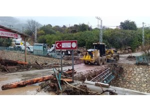 MERSİN’DE SELİN İZLERİ SİLİNMEYE ÇALIŞILIYOR